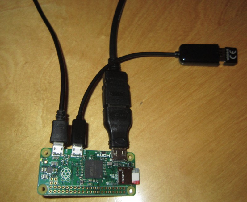 Pi Zero mit USB-Stromversorgung, USB-A-Adapter mit WLAN-Stecker sowie HDMI-Adapter und HDMI-Kabel
